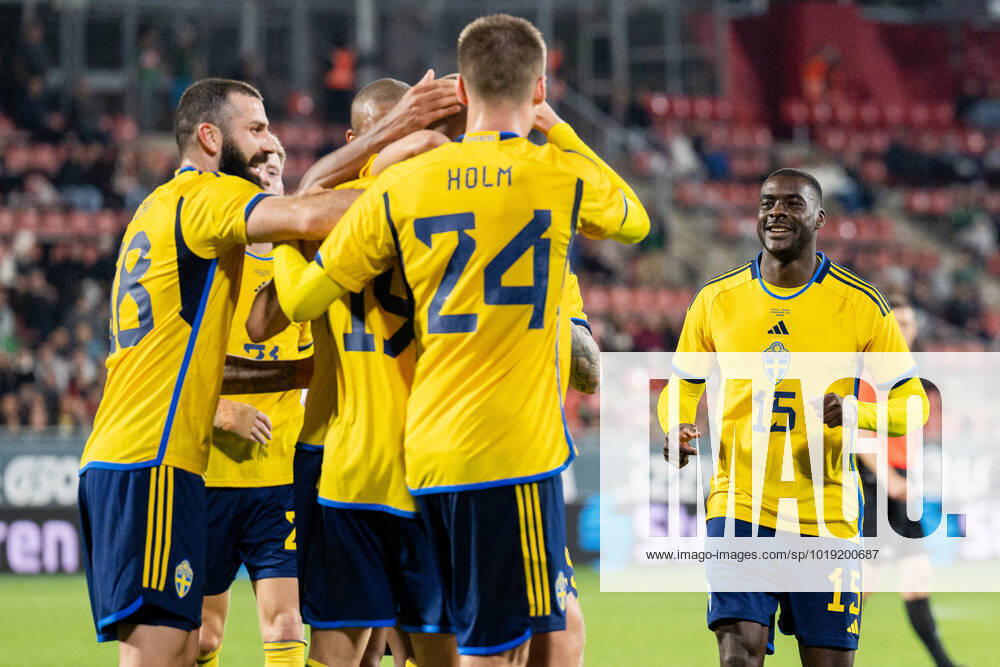 Mikael Ishak, Mattias Svanberg , Emil Holm and Ken Sema of Sweden celebrate the 1 2 goal during the international friendly football match between Mexico and Sweden on November 16, 2022 in Girona Photo Ludvig Thunman BILDBYRAN code LT LT0441 football football soccer football training international friendly mexico sweden sweden a bbeng jubel,