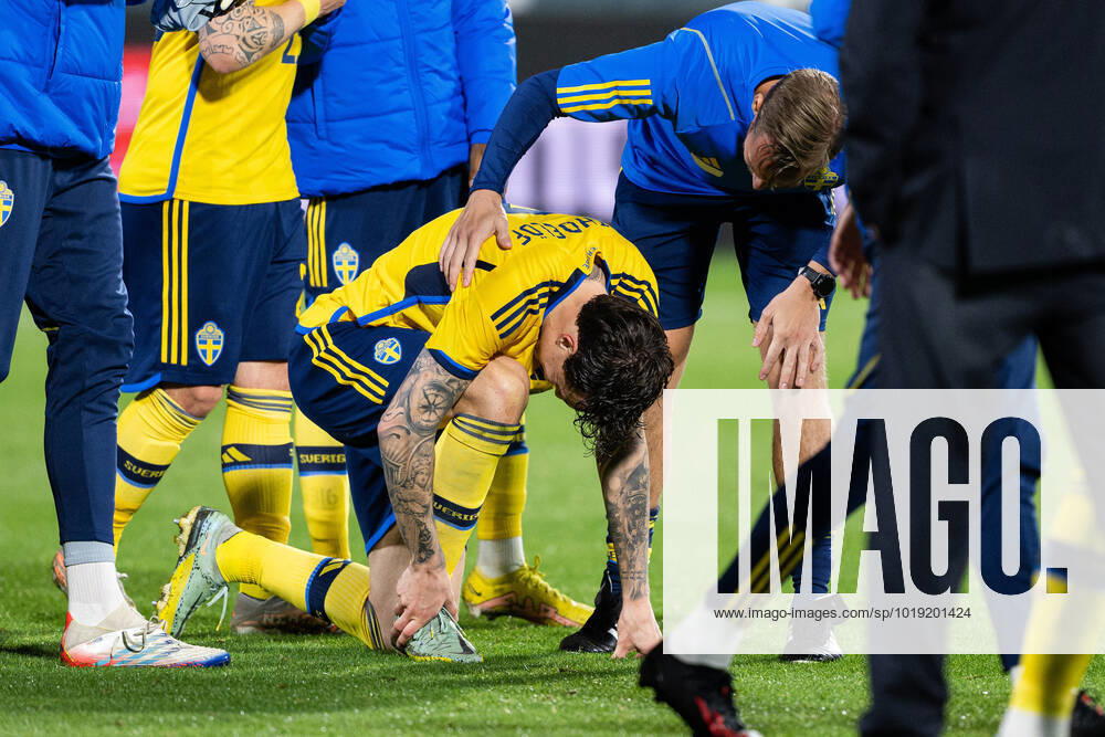 Victor Nilsson Lindelöf of Sweden in pain after the international friendly football match between Mexico and Sweden on November 16, 2022 in Girona Photo Ludvig Thunman BILDBYRAN code LT LT0441 football football soccer football training country international friendly Mexico Sweden Sweden Sweden a bbeng depression injury,