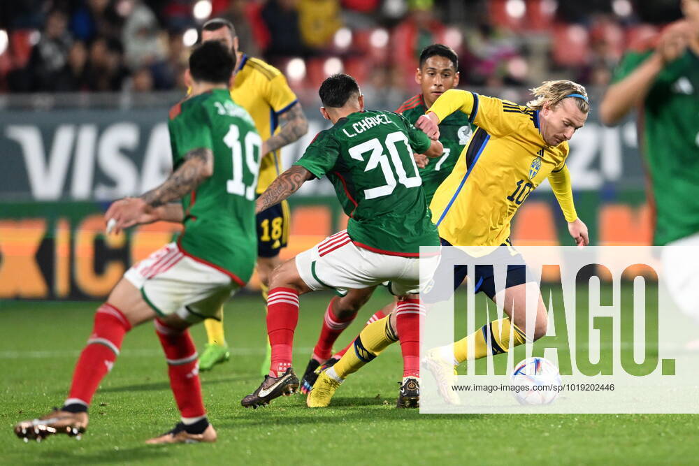 GIRONA 20221116 Swedens Emil Forsberg gets past Mexicos players during the international match between Sweden and Mexico at the Estadi Montilivi in Girona GIRONA SPAIN FOOTBALL