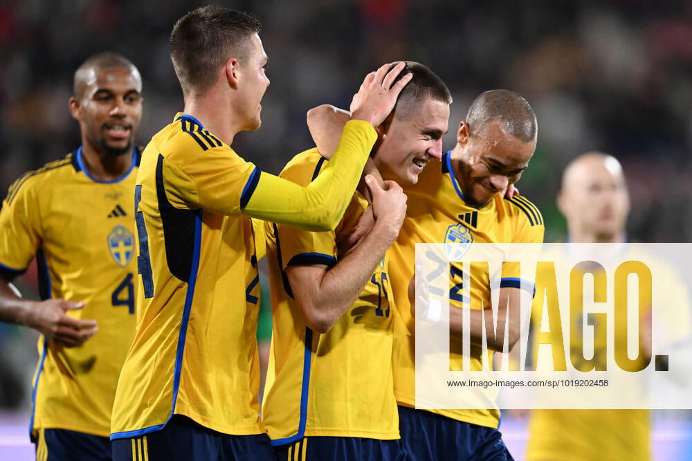 GIRONA 20221116 Swedens Mattias Svanberg is clapped by Emil Holm and Robin Quaison after the 2 1 goal during the international match between Sweden and Mexico at the Estadi Montilivi in Girona GIRONA SPAIN FOOTBALL