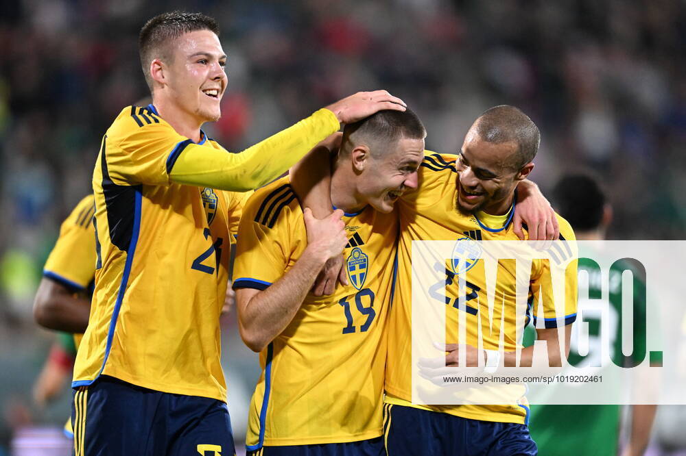 GIRONA 20221116 Swedens Mattias Svanberg is clapped by Emil Holm and Robin Quaison after the 2 1 goal during the international match between Sweden and Mexico at the Estadi Montilivi in Girona GIRONA SPAIN FOOTBALL