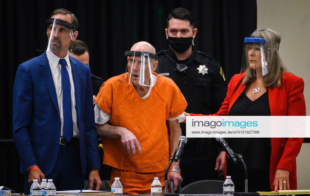 Bilder des Jahres 2020, News 06 Juni June 29, 2020, CA, USA: Joseph James DeAngelo, center, and his public defenders Joseph Cress, left, and Diane Howard, right, wear face shields as they stand as Sacramento Superior Court Judge Michael Bowman enters a makeshift courtroom built for social distancing at Sacramento State on Monday, July 29, 2020. DeAngelo admitted to being the Golden State Killer and entered a string of guilty pleas during the hours-long hearing. USA - ZUMAm67_ 20200629_zaf_m67_008