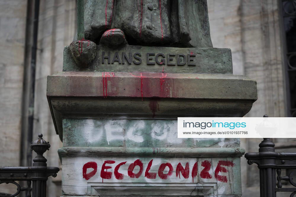Bilder des Jahres 2020, News 06 Juni Dänemark, Denkmal von Hans Egede in Kopenhagen geschändet En statue af den dansk-norske missionaer Hans Egede ved Marmorkirken i Koebenhavn er blevet udsat for haervaerk natten til tirsdag den 30. juni 2020. Hans Egede var missionaer i Groenland i 1700-tallet. Frederiks kirke ligger i Frederiksstaden i Koebenhavn og kaldes i daglig tale Marmorkirken.. , Copenhagen Denmark