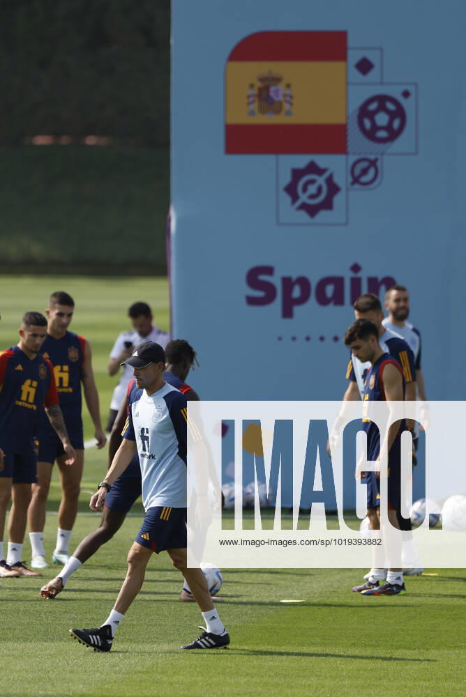 Spain s head coach Luis Enrique during a training session of the team held in Doha, Qatar, 19 November 2022, ahead of the FIFA World Cup, WM, Weltmeisterschaft, Fussball of Qatar 2022. FIFA World Cup of Qatar 2022 - Spain s training session !ACHTUNG: NUR REDAKTIONELLE NUTZUNG!