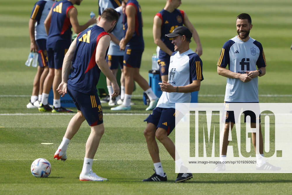 Spain s head coach Luis Enrique (2R) during a training session of the team held in Doha, Qatar, 19 November 2022, ahead of the FIFA World Cup, WM, Weltmeisterschaft, Fussball of Qatar 2022. FIFA World Cup of Qatar 2022 - Spain s training session !ACHTUNG: NUR REDAKTIONELLE NUTZUNG!
