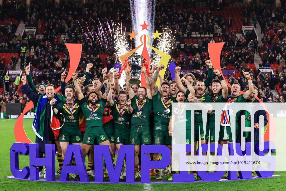 KW46 Rugby League World Cup 2021 Final Australia v Samoa James Tedesco of Australia lifts the Mens Rugby League World Cup Trophy and celebrates the victory with his team mates after the Rugby League World Cup 2021 Final Australia vs Samoa at Old Trafford, Manchester, United Kingdom, 19th November 2022 (Photo by Mark Cosgrove News Images) Manchester Old Trafford Greater Manchester United, ManU Kingdom