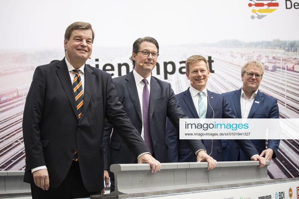 L R Enak Ferlemann, State Secretary in the Federal Ministry of Transport and Digital Infrastructure, Andreas Scheuer, Federal Minister of Transport and Digital Infrastructure, Richard Lutz, Chairman of the Board of Management of Deutsche Bahn AG, and Dirk Flege, Managing Director of the Pro-Rail Alliance, recorded after the presentation an