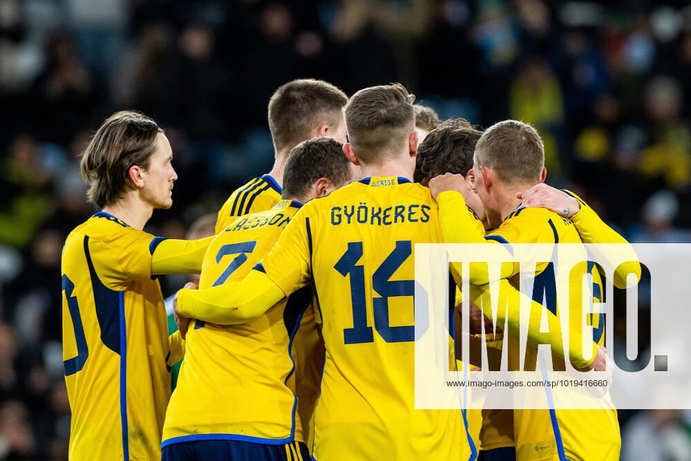Emil Forsberg of Sweden celebrates with team mates after scoring 1 0 during the international friendly football match between Sweden and Algeria on November 19, 2022 in Malmö Photo Ludvig Thunman BILDBYRAN code LT LT0446 football football soccer football training match friendly match Sweden Sweden Sweden a Algeria Algeria bbeng cheers,