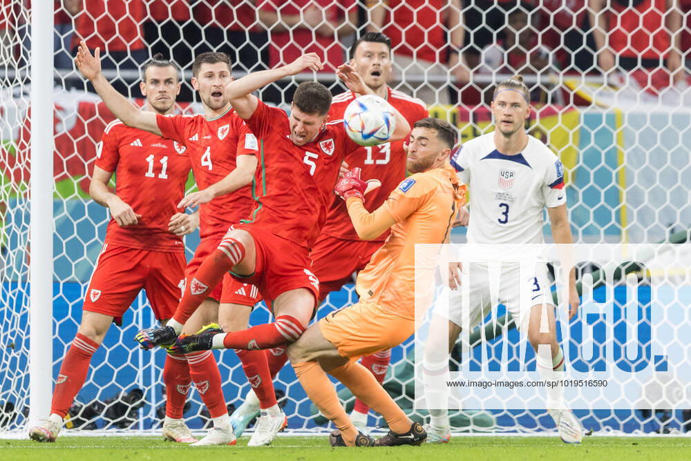 USA v Wales: Group B - FIFA World Cup, WM, Weltmeisterschaft, Fussball Qatar 2022 Gareth Bale , Ben Davies , Chris Mepham , Kieffer Moore , Matt Turner , Walker Zimmerman during the World Cup match between USA v Wales, in Doha, Qatar, on November 21, 2022. Doha Qatar