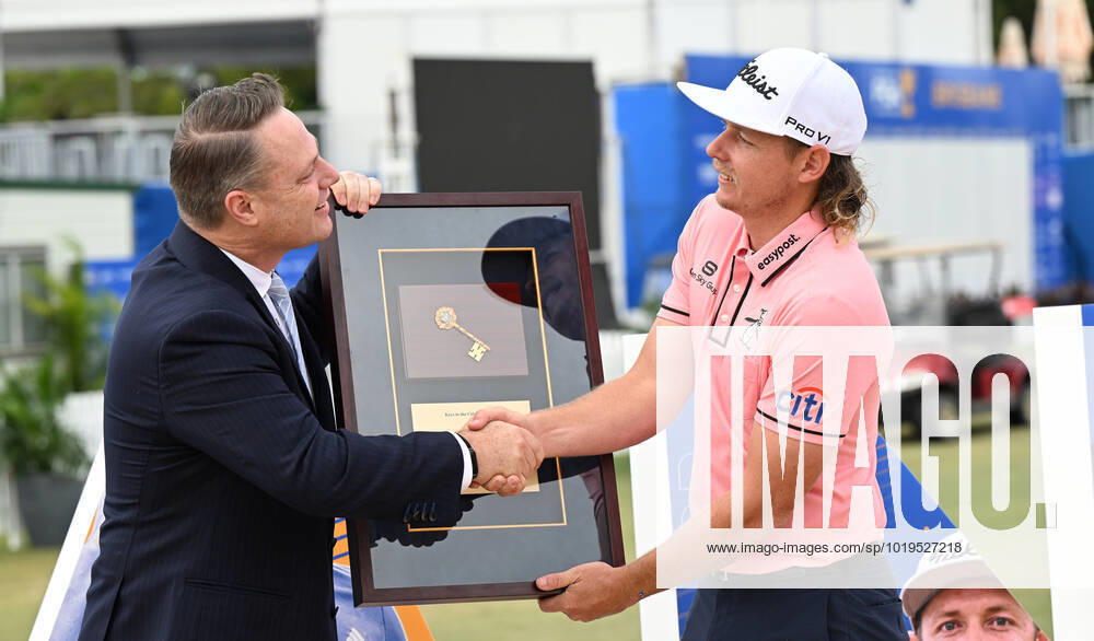 PGA, Golf Herren CHAMPIONSHIP PRESSERS, Brisbane Lord Mayor Adrian Schrinner (left) is seen presenting Cameron Smith (right) with the Keys to the city of Brisbane ahead of the 2022 Australian PGA Championship, at Royal Queensland Golf Club in Brisbane, Tuesday, November 22, 2022. ( NO ARCHIVING, , NO USE IN BOOKS WITHOUT CONSENT BRISBANE QUEENSLAND AUSTRALIA