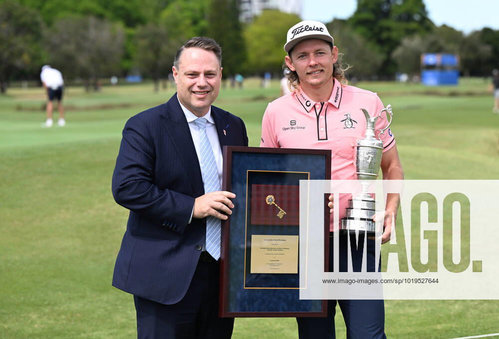 PGA, Golf Herren CHAMPIONSHIP PRESSERS, Brisbane Lord Mayor Adrian Schrinner (left) is seen presenting Cameron Smith (right) with the Keys to the city of Brisbane ahead of the 2022 Australian PGA Championship, at Royal Queensland Golf Club in Brisbane, Tuesday, November 22, 2022. ( NO ARCHIVING, , NO USE IN BOOKS WITHOUT CONSENT BRISBANE QUEENSLAND AUSTRALIA