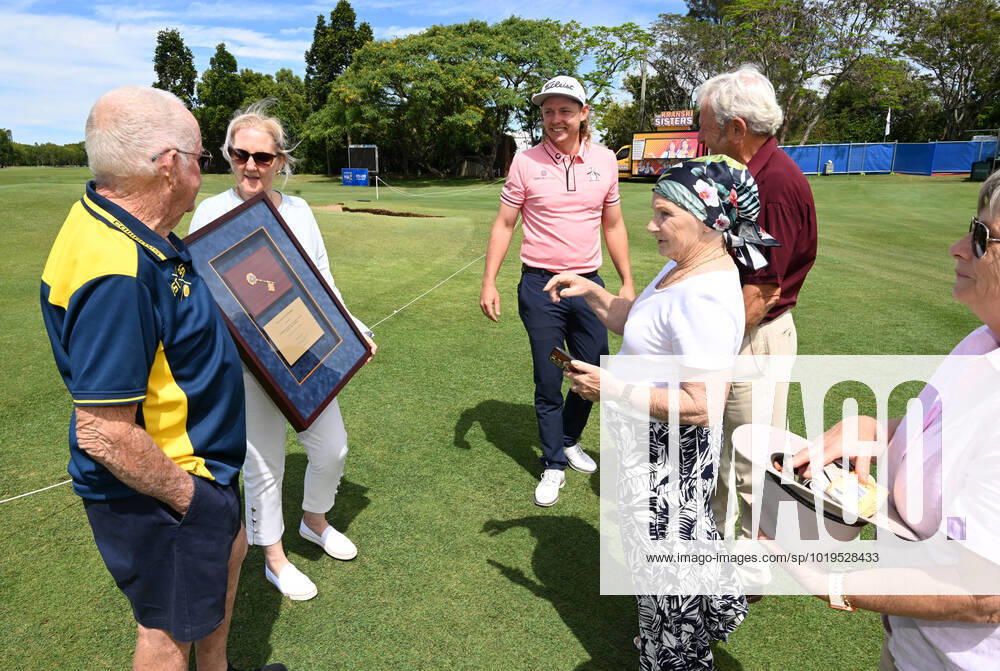 PGA, Golf Herren CHAMPIONSHIP PRESSERS, Cameron Smith (centre) is seen with members of his family after he was presented with the Keys to the city of Brisbane ahead of the 2022 Australian PGA Championship, at Royal Queensland Golf Club in Brisbane, Tuesday, November 22, 2022. ( NO ARCHIVING, , NO USE IN BOOKS WITHOUT CONSENT BRISBANE QUEENSLAND AUSTRALIA