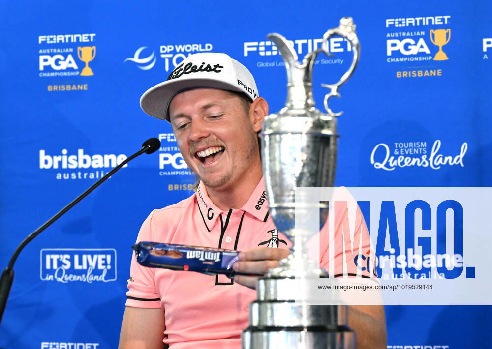PGA, Golf Herren CHAMPIONSHIP PRESSERS, Cameron Smith is seen reacting after being presented with a packet of Tim Tams biscuits during a press conference, PK, Pressekonferenz ahead of the 2022 Australian PGA Championship, at Royal Queensland Golf Club in Brisbane, Tuesday, November 22, 2022. ( NO ARCHIVING, , NO USE IN BOOKS WITHOUT CONSENT BRISBANE QUEENSLAND AUSTRALIA