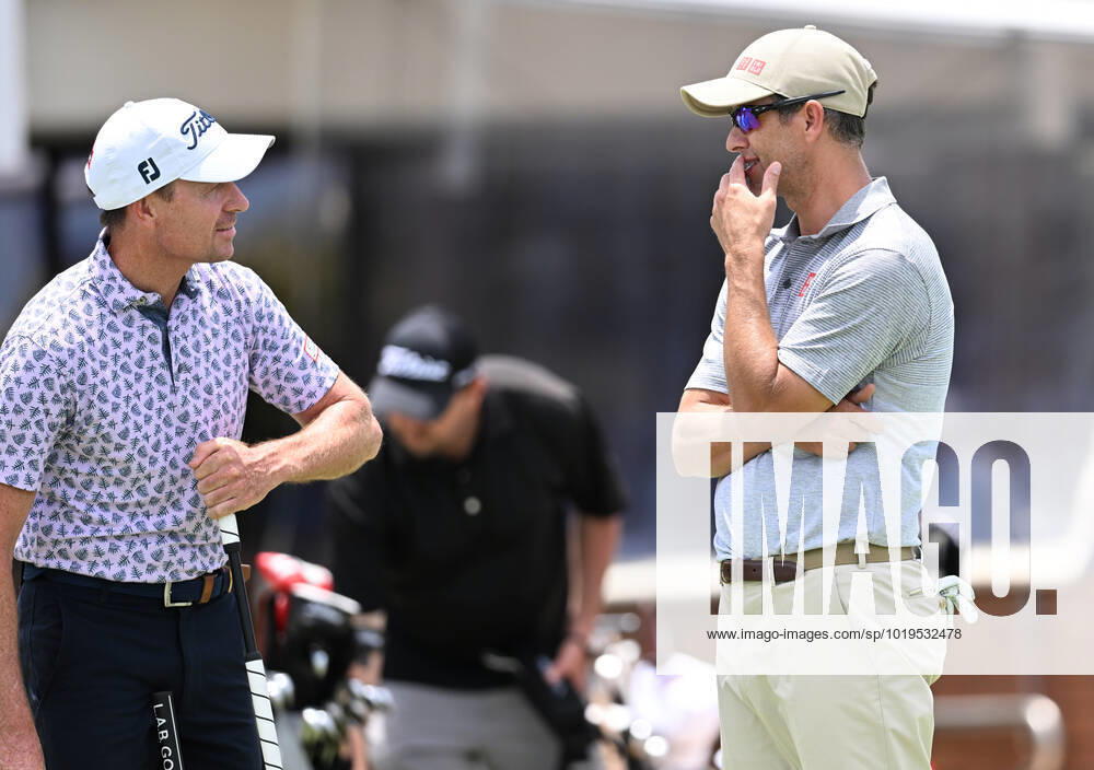 PGA, Golf Herren CHAMPIONSHIP PRESSERS, Brett Rumford (left) and Adam Scott (right) are seen on the practice green ahead of the 2022 Australian PGA Championship, at Royal Queensland Golf Club in Brisbane, Tuesday, November 22, 2022. ( NO ARCHIVING, , NO USE IN BOOKS WITHOUT CONSENT BRISBANE QUEENSLAND AUSTRALIA