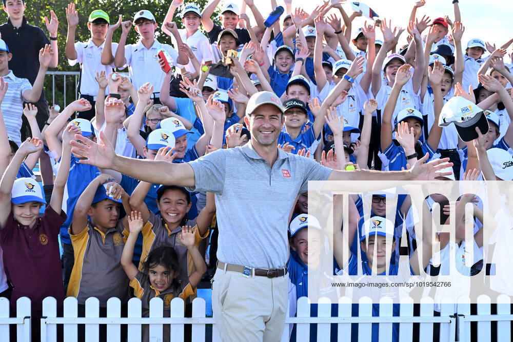 PGA, Golf Herren CHAMPIONSHIP PRESSERS, Adam Scott (centre) is seen with junior golfers during a golf coach clinic ahead of the 2022 Australian PGA Championship, at Royal Queensland Golf Club in Brisbane, Tuesday, November 22, 2022. ( NO ARCHIVING, , NO USE IN BOOKS WITHOUT CONSENT BRISBANE QUEENSLAND AUSTRALIA