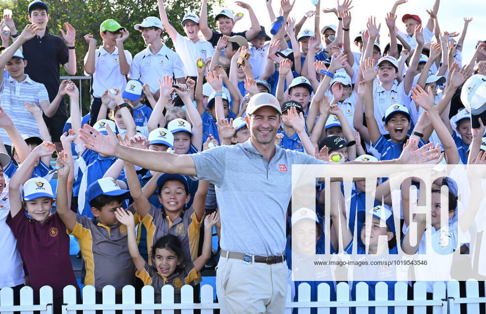 PGA, Golf Herren CHAMPIONSHIP PRESSERS, Adam Scott (centre) is seen with junior golfers during a golf coaching clinic ahead of the 2022 Australian PGA Championship, at Royal Queensland Golf Club in Brisbane, Tuesday, November 22, 2022. ( NO ARCHIVING, , NO USE IN BOOKS WITHOUT CONSENT BRISBANE QUEENSLAND AUSTRALIA