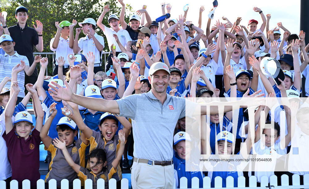 PGA, Golf Herren CHAMPIONSHIP PRESSERS, Adam Scott (centre) is seen with junior golfers during a golf coaching clinic ahead of the 2022 Australian PGA Championship, at Royal Queensland Golf Club in Brisbane, Tuesday, November 22, 2022. ( NO ARCHIVING, , NO USE IN BOOKS WITHOUT CONSENT BRISBANE QUEENSLAND AUSTRALIA