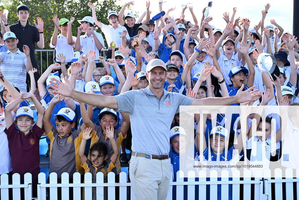 PGA, Golf Herren CHAMPIONSHIP PRESSERS, Adam Scott (centre) is seen with junior golfers during a golf coaching clinic ahead of the 2022 Australian PGA Championship, at Royal Queensland Golf Club in Brisbane, Tuesday, November 22, 2022. ( NO ARCHIVING, , NO USE IN BOOKS WITHOUT CONSENT BRISBANE QUEENSLAND AUSTRALIA