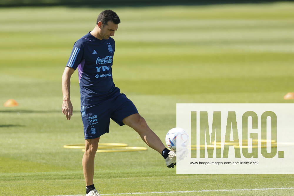 Argentina s head coach Lionel Scaloni during a training session in Doha, Qatar, 23 November 2022. FIFA World Cup, WM, Weltmeisterschaft, Fussball Qatar 2022 - Argentina training session !ACHTUNG: NUR REDAKTIONELLE NUTZUNG!