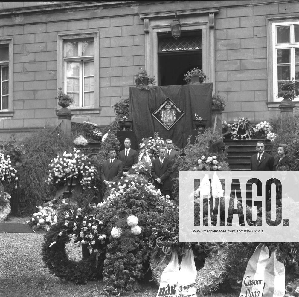 Funeral service and burial of the automobile racing driver Graf Berghe von Trips on 14 09 1961 in Kerpen Left in front Hans Herrmann Left behind Edgar Barth Right in front Richie Ginther Right behind Phil Hill and far right seated Mrs. Laura Ferrari Only for journalistic purposes Only for editorial use HM
