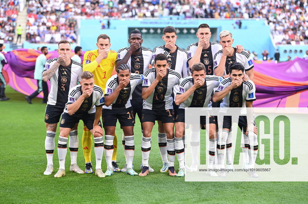 FOOTBALL World Cup 2022 PRE-ROUND GROUP C Germany Japan 23 11 2022 The German national team holds its hand in front of its mouth for the team photo