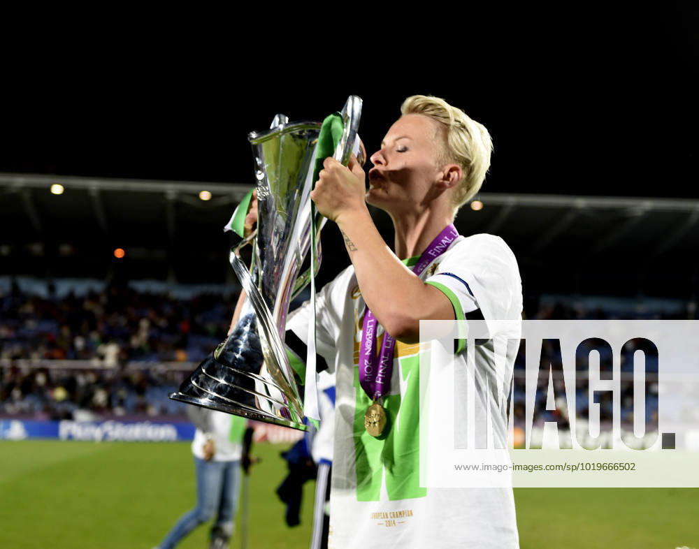 LISBON 20140522 Swedish national team player Nilla Fischer of VfL Wolfsburg kisses the Champions league trophy after Wolfsburgs triumph in the meeting with Tyresö FF in the womens Champions League final LISBON PORTUGAL