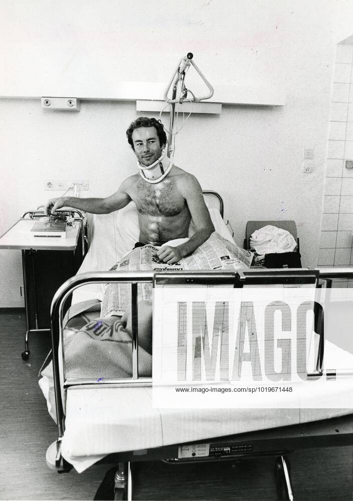 INNSBRUCK 1979 09 17 Defender Ingemar Stenmark with a support collar in hospital in Innsbruck after a crash during downhill training in Val Senales Schnalstal INNSBRUCK AUSTRIA PER x8x