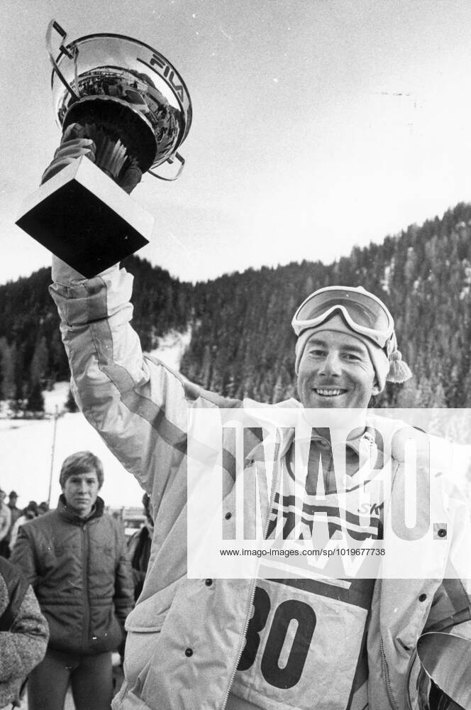 Alta Badia 1985 12 15 Ingemar Stenmark raises the trophy after his 80th World Cup victory in the giant slalom Alta Badia Italy