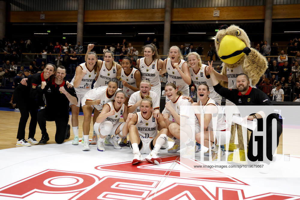 Qualification FIBA Women European Championship 2023, Germany Bosnia and Herzegovina, The German players cheer after the victory Weißenfels Stadthalle Weißenfels Sachsen Anhalt Germany