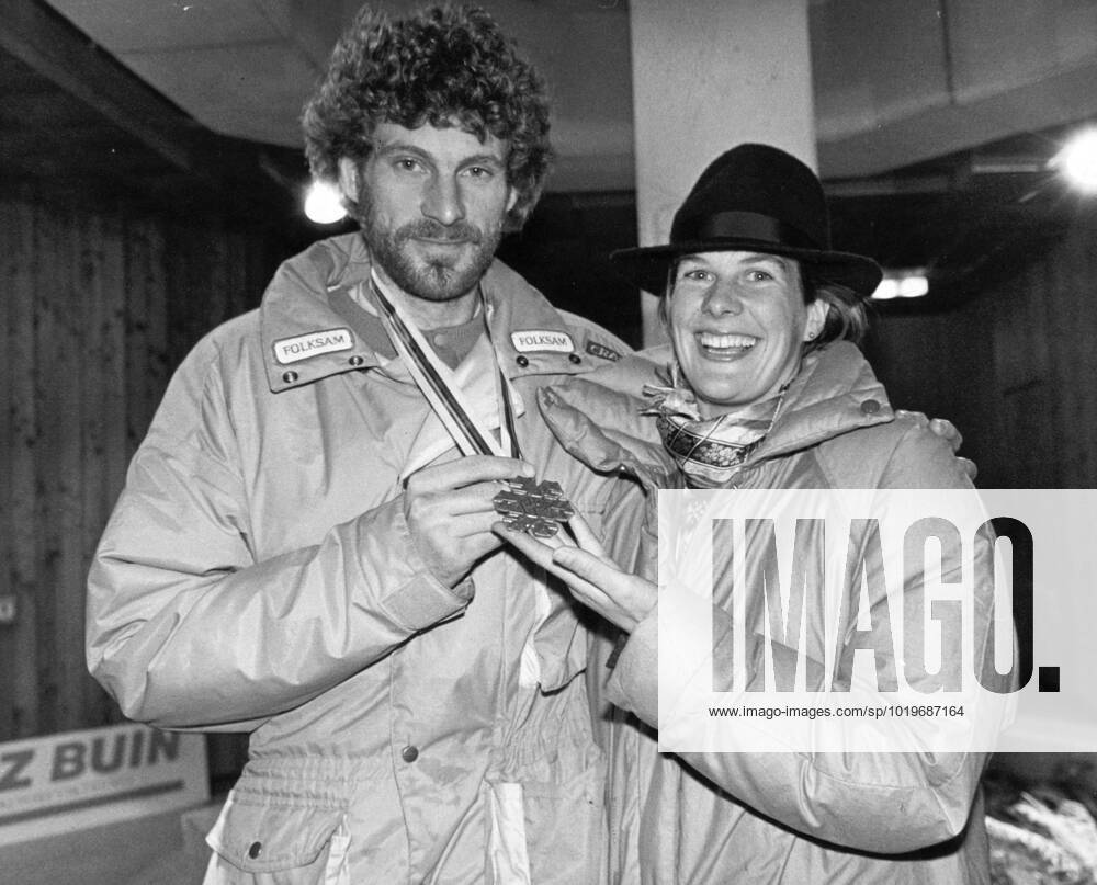 Seefeld 1985 04 08 World Championships in Seefeld A happy Thomas Wassberg with his fiancée Uli Wieseler and the silver medal on 15 km Seefeld Austria