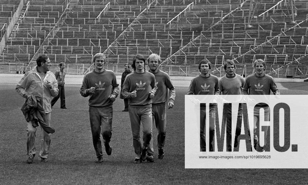 19770426 The Swedish national coach Georg Aby Ericson shows Swedish football professionals in Germany From left to right Ronnie Hellström, Hasse Borg, Thomas Sjöberg, Conny Torstensson, Björn Andersson and Benny Wendt GERMANY x4x