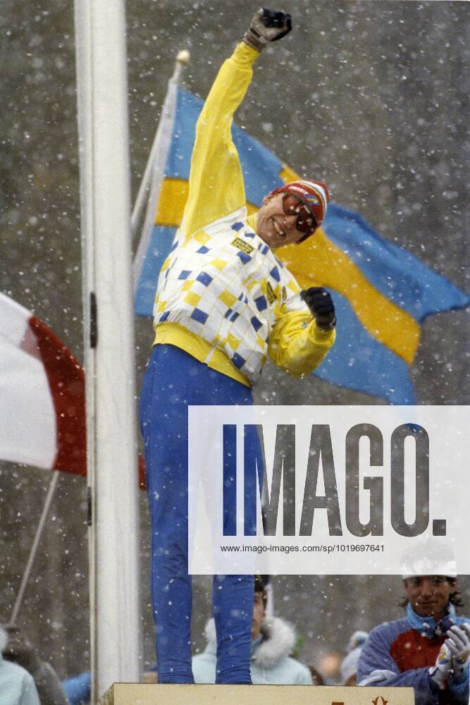 ARCHIVE 1988 02 27 Swedish cross-country skier Gunde Svan stretches his fist in the air on the podium with the Swedish flag in the background, after winning Olympic gold in cross-country skiing on the 50 km course at the Olympic Games in Calgary, Canada, February 27, 1988 Calgary Canada