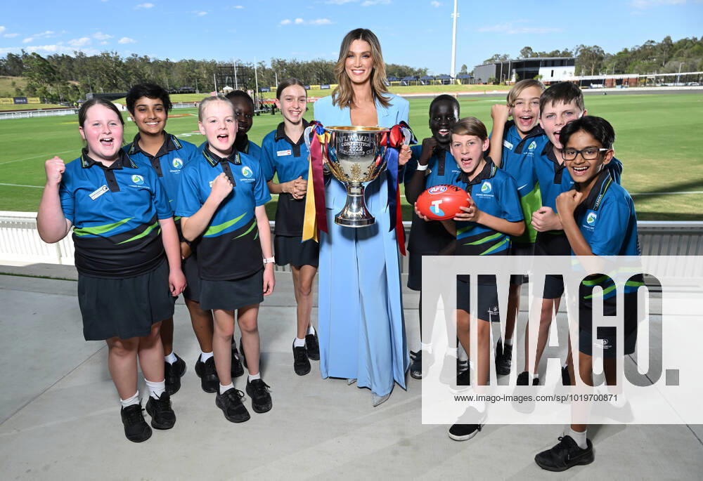 AFLW ENTERTAINMENT MEDIA CALL, Performer Delta Goodrem (centre) is seen with students for Spring Mountain State School during a 2022 AFLW Grand Final Pre-Match entertainment media preview at Brighton Homes Arena, in Brisbane, Friday, November 25, 2022. The Lions will play Melbourne in the AFLW Grand Final on Sunday in Brisbane. ( NO ARCHIVING, , NO USE IN BOOKS WITHOUT CONSENT BRISBANE QUEENSLAND AUSTRALIA