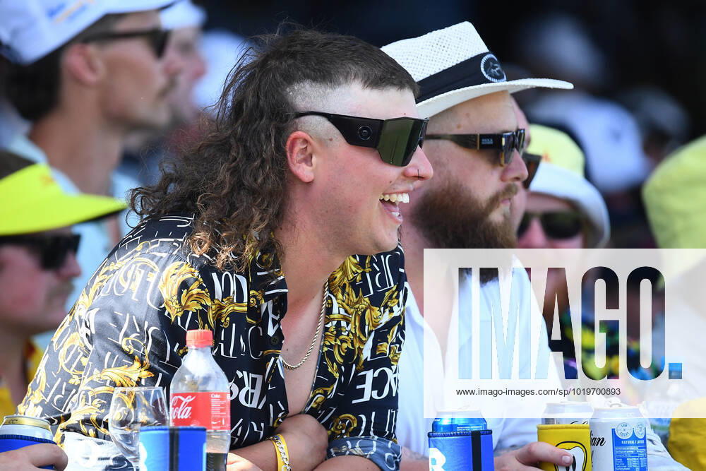 GOLF AUSTRALIAN PGA, Golf Herren Fans enjoy the party hole on the 17th during Day 2 of the 2022 Fortinet Australian PGA Championship at the Royal Queensland Golf Club in Brisbane, Friday, November 25, 2022. ( NO ARCHIVING, , NO USE IN BOOKS WITHOUT CONSENT BRISBANE QUEENSLAND AUSTRALIA