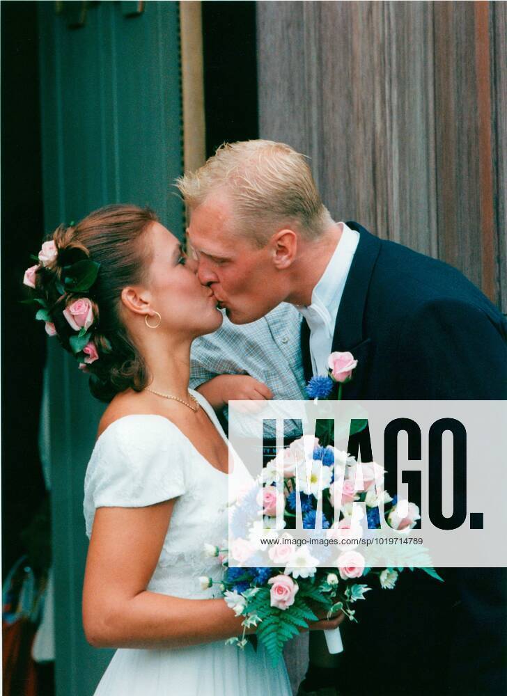 Klas Ingesson, football player Sweden national team marries Veronica Staaf, Vicky , family, wedding, marriage, kiss 1996 06 22 c LINDAHL BJÖRN Aftonbladet IBL Bildbyra EXPRESSEN OUT AFTONBLADET 75436 Sweden football