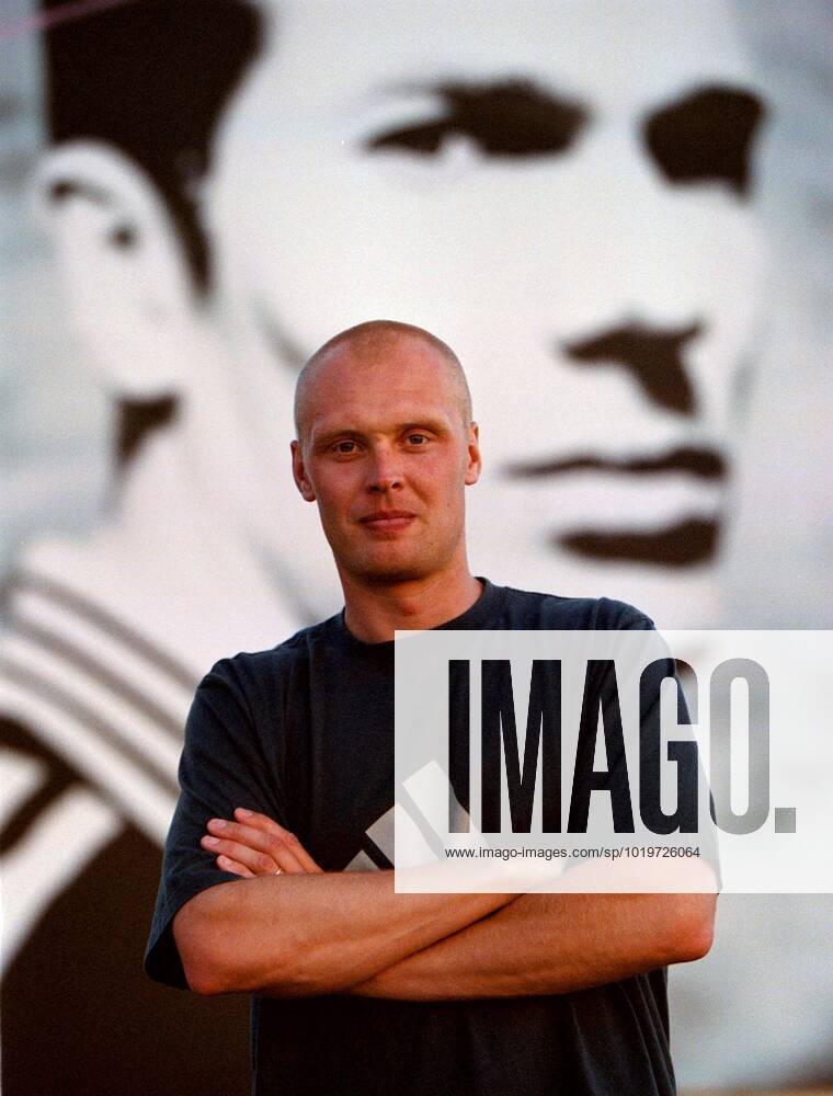 KLAS INGESSON, FOOTBALL PLAYER SWEDEN OLYMPIQUE MARSEILLE, WITH A RECORD OF ZINEDINE ZIDANE, FOOTBALL PLAYER FRANCE IN BACKGROUND 2000 07 26 c JOHANSSON THOMAS Aftonbladet IBL Bildbyra EXPRESSEN OUT AFTONBLADET 3670 football
