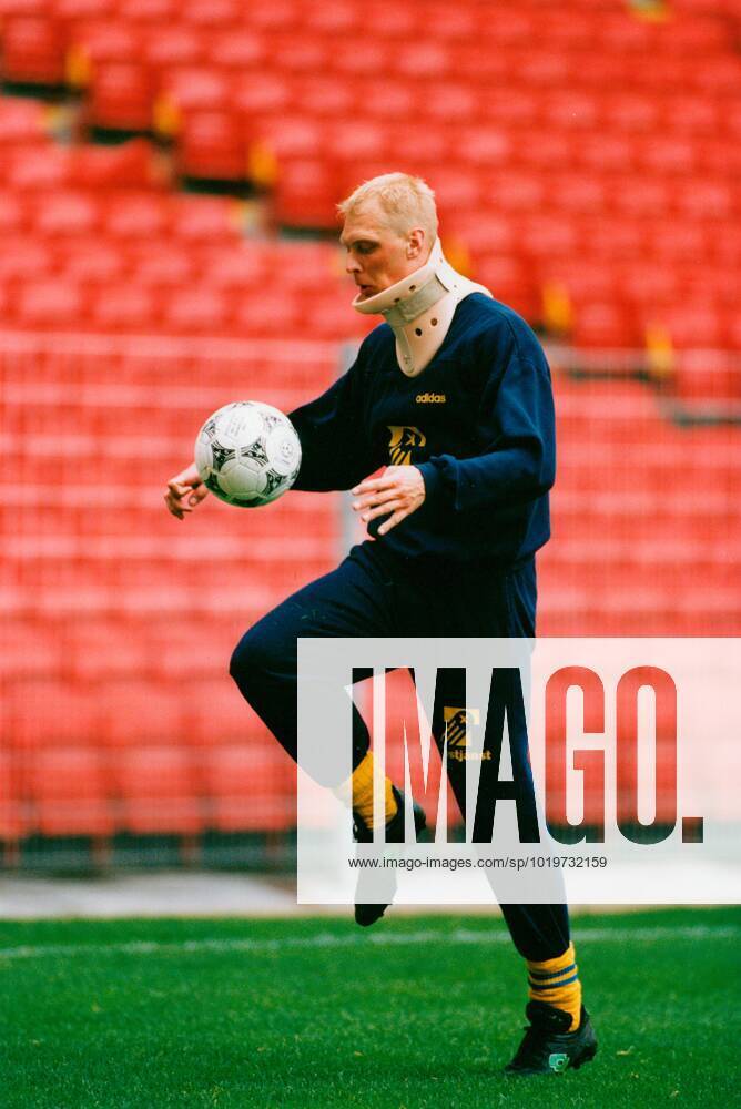 Klas Ingesson, football player Sweden national team training with neck collar, training action Unknown photo date 1994 05 01 c JOHANSSON BIBBI Aftonbladet IBL Bildbyra EXPRESSEN OUT AFTONBLADET 4186 Sweden football