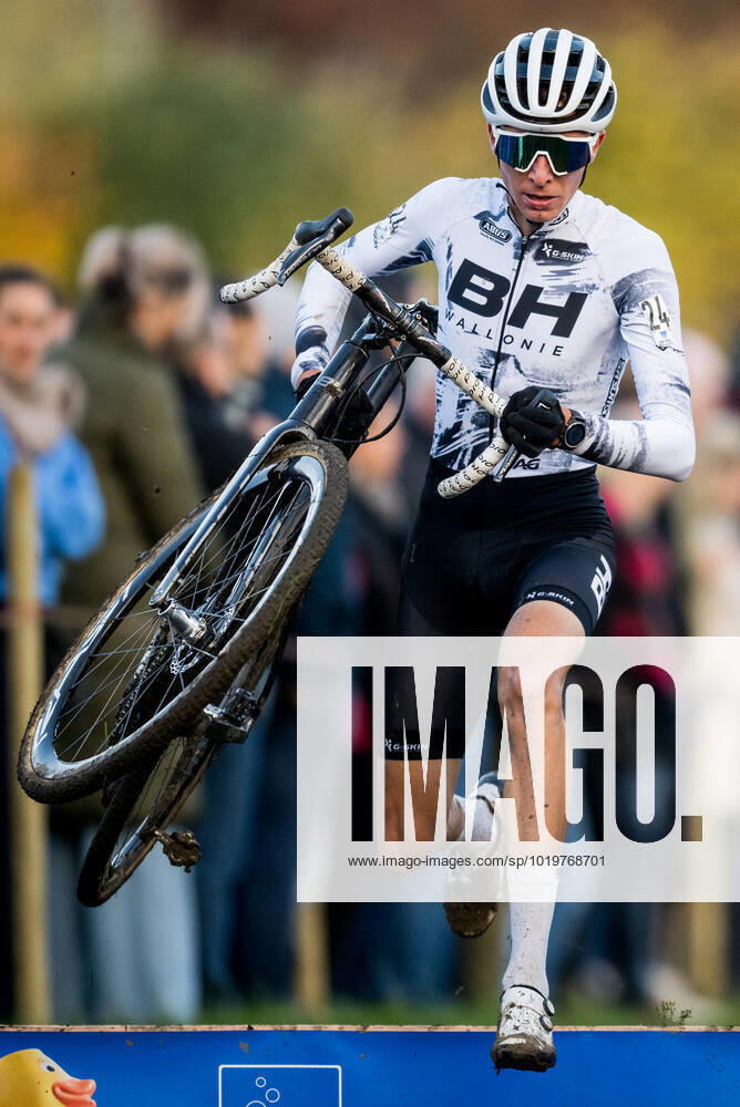Belgian Clement Horny pictured in action during the men s elite race of the Urban Cross Kortrijk cyclocross cycling event on Friday 25 November 2022 in Kortrijk, the second stage in the X2O Badkamers Trofee Veldrijden competition. JASPERxJACOBS x53994189x