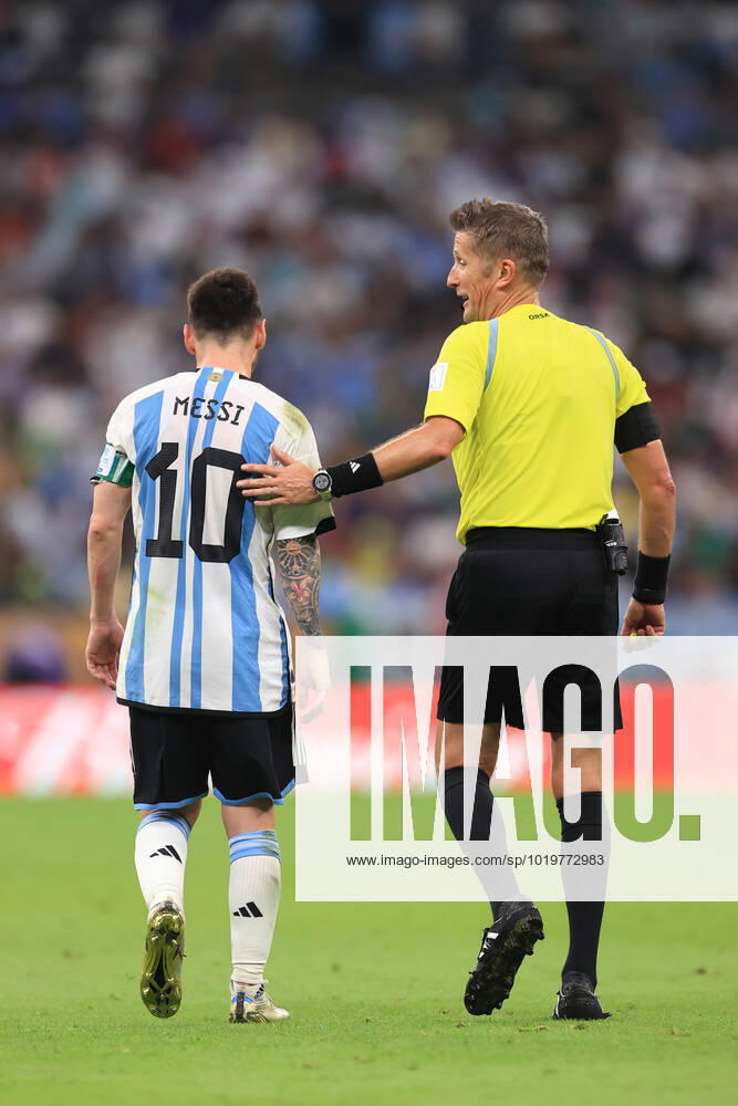 Fußball FIFA Fussball-Weltmeisterschaft Gruppe C Argentinien gegen Mexiko 26. November 2022 FIFA Fussball-Weltmeisterschaft Gruppe C Argentinien gegen Mexiko Schiedsrichter Daniele Orsato im Gespräch mit Lionel Messi aus Argentinien Foto Simon Stacpoole Abseits Doha Katar