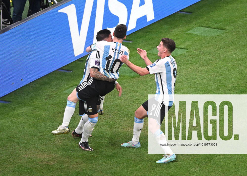 Football, Men, Season 2022 23, World Cup in Qatar, Group C 2 Matchday , Argentina Mexico at Lusail Iconic Stadium in Lusail, f l Enzo Fernandez Argentina , Lionel Messi Argentina , Julian Alvarez Argentina , cheering after goal to 2 0, 26 11 2022,