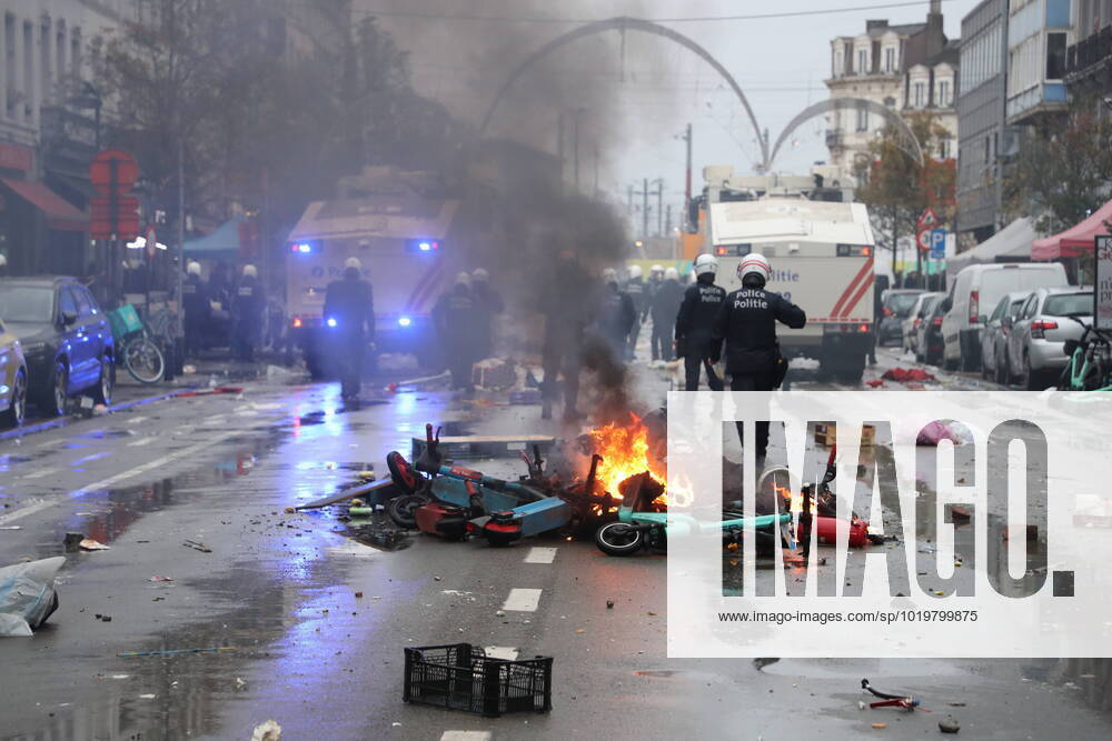 KW47 Illustration picture shows fire from a pile of rental e-steps lying in the middle of the street, in the center of Brussels, during a soccer game between Belgium s national team, Nationalteam the Red Devils and Morocco, in Group F of the FIFA 2022 World Cup, in Molenbeek, Brussels, on Sunday 27 November 2022. Lots of Brussels residents with and without Moroccan roots gather to watch the match with a Tajine-Frites theme. NICOLASxMAETERLINCK x54146940x