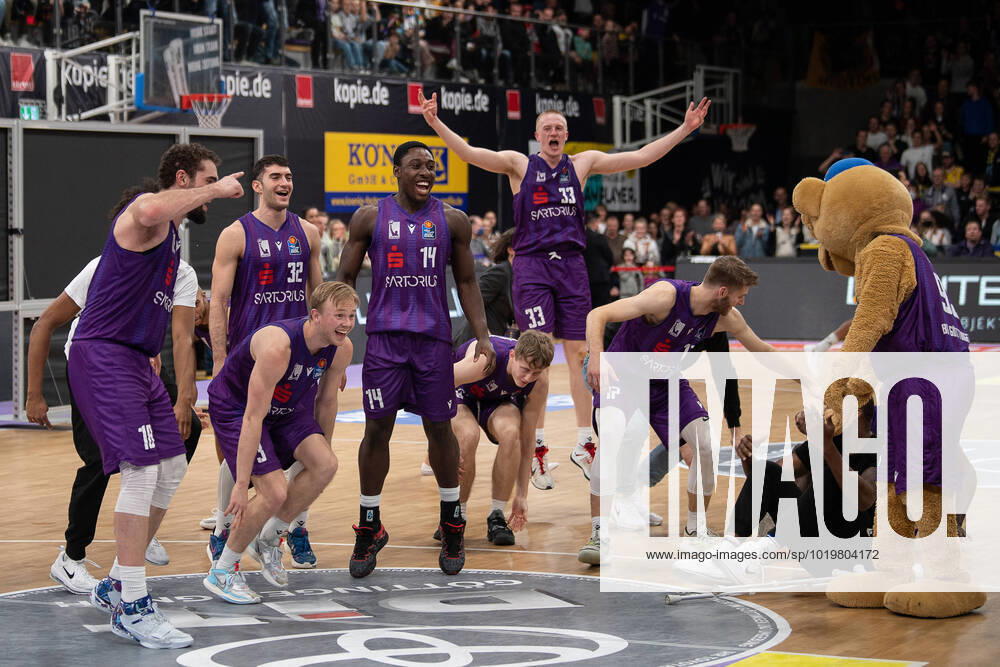 BG Göttingen ALBA BERLIN 27 11 2022, Basketball Bundesliga, 2022 2023 season, BG Göttingen ALBA BERLIN Göttingen players cheer after the game Göttingen Lower Saxony Germany