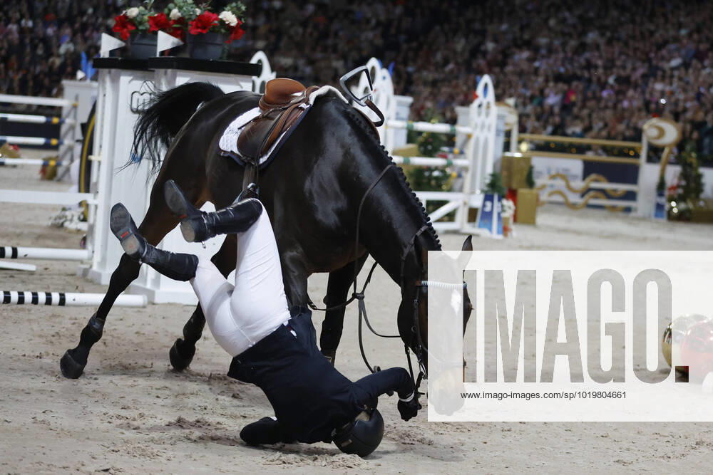 STOCKHOLM 20221127 Stephanie HolmÃ n falls off Flip s Little Sparrow during the Grand Prix jumping during the Sweden International Horse Show at the Friends Arena in Solna in the south Stockholm SWEDEN