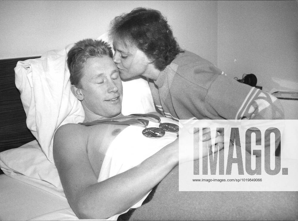 1988 Calgary Olympics Cross-country skiing, men Gunde Svan, cross-country skier Sweden lies in bed with the medals around his neck and is congratulated by Marie Johansson Winter Olympics 1988 02 27 c ANDERSSON URBAN Aftonbladet IBL EXPRESSEN OUT AFTONBLADET 4216 Calgary Canada Cross-country skiing