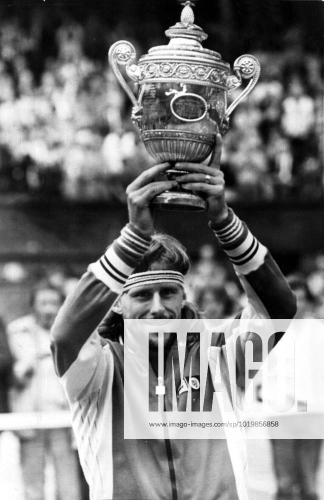 WIMBLEDON 1980, FINAL, MATCH ACTION BJÖRN BORG, TENNISSPIELARE SVERIGE, MED POKALEN AFTER HE WON AGAINST JOHN MCENROE WITH 1 6, 7 5, 6 3, 6 7, 8 6 GLAD 1980 07 05 c HAMMETT KEITH Aftonbladet IBL Bildbyra EXPRESSEN OUT AFTONBLADET 3780 Stockholm Sweden