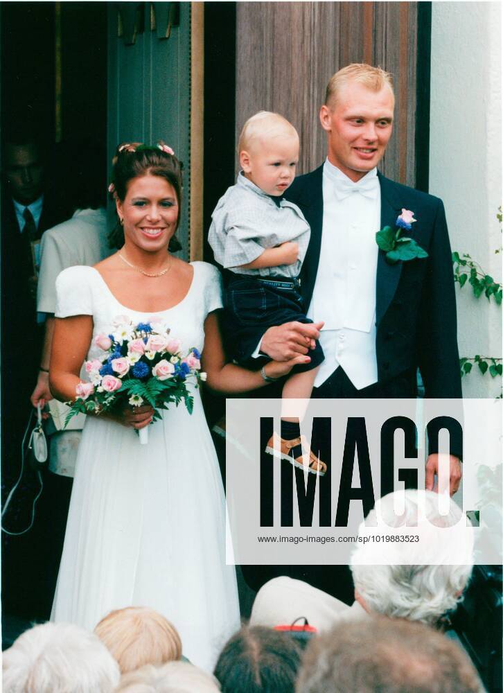 Klas Ingesson, football player Sweden national team marries Veronica Staaf, Vicky Here with son Martin in her arms, family, wedding, wedding ceremony 1996 06 22 c LINDAHL BJÖRN Aftonbladet IBL Bildbyra EXPRESSEN OUT AFTONBLADET 75436 Sweden football
