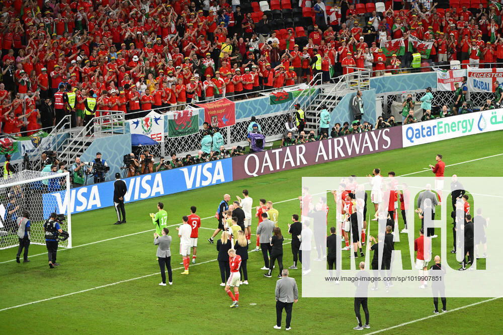 Football, Men, Season 2022 23, World Cup in Qatar, Group B Matchday 3 , Wales England at Ahmed bin Ali Stadium in Ar Rayyan, Wales players thank the fans after the match , 29 11 2022,