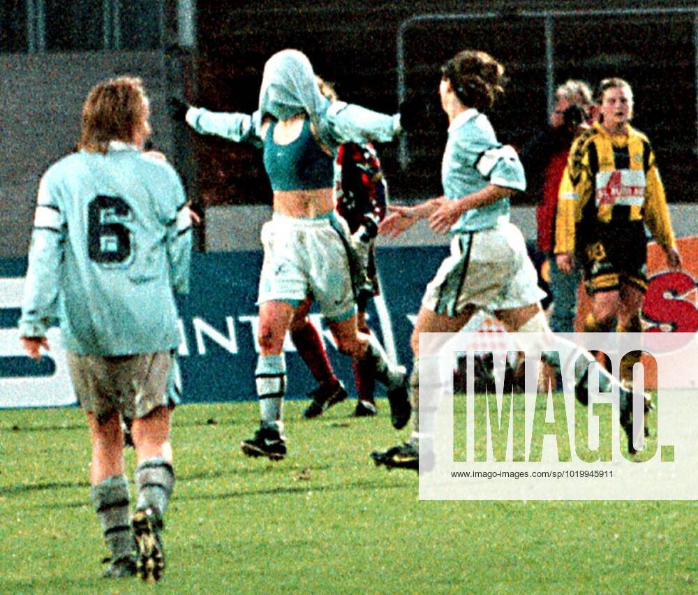 Malmö 25 okt 1998 MFF:s nummer 8 Luiza Pendyk gör hat trick gesten genom att dra tröjan över huvudet efter att ha slagit in 3-2-malet mot Hammarby. MALMÖ SVERIGE Fotboll