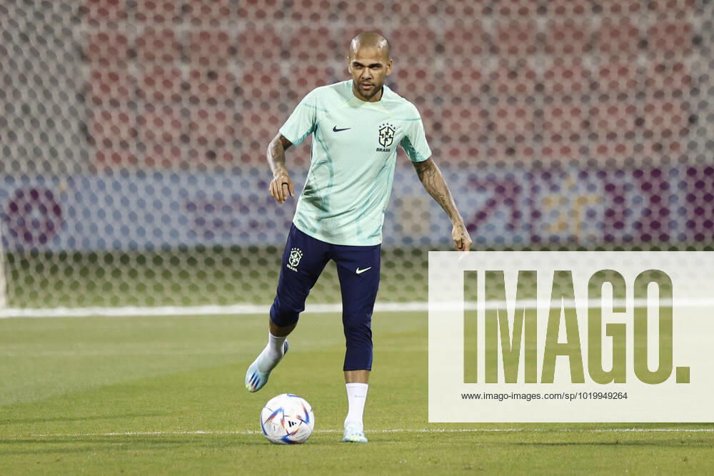Brazil s player Dani Alves participates in his national team, Nationalteam s training session at Al Arabi stadium in Doha, Qatar, in the frame of Qatar 2022 FIFA World Cup, WM, Weltmeisterschaft, Fussball 01 December 2022. Brazil is facing Cameroon on 02 December in their group G s third and last match. Brazil s training session !ACHTUNG: NUR REDAKTIONELLE NUTZUNG!