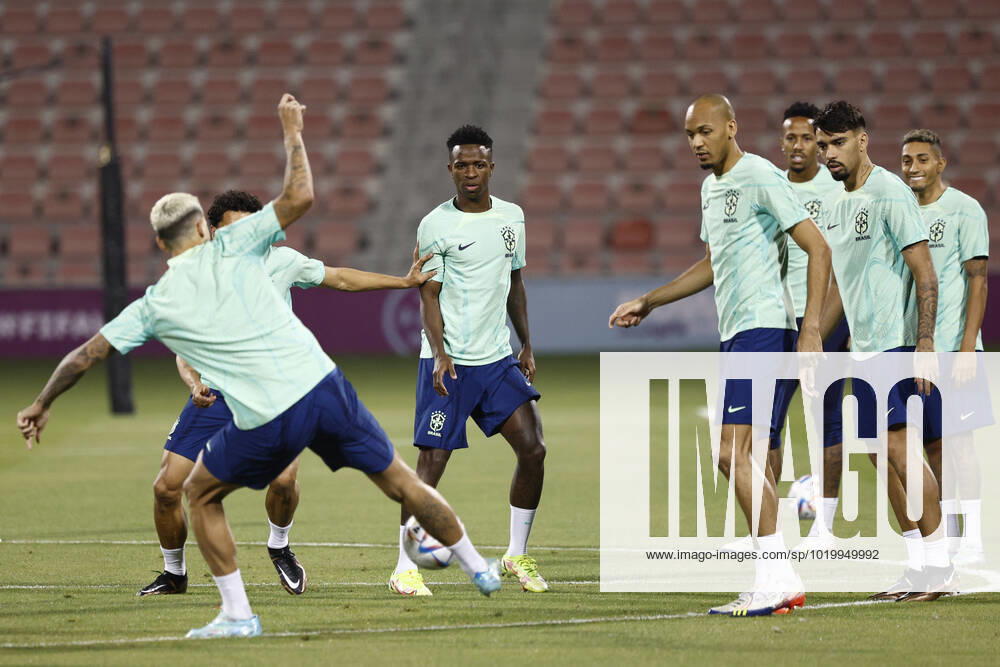 Brazil s striker Vinicius Junior (C) takes part in a team s training session at Al Arabi stadium in Doha, Qatar, in the frame of Qatar 2022 FIFA World Cup, WM, Weltmeisterschaft, Fussball 01 December 2022. Brazil is facing Cameroon on 02 December in their group G s third and last match. Brazil s training session !ACHTUNG: NUR REDAKTIONELLE NUTZUNG!